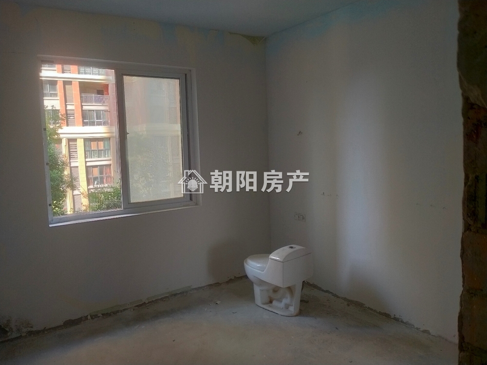 英伦联邦 120平 南向三室一卫 满五唯一 毛坯