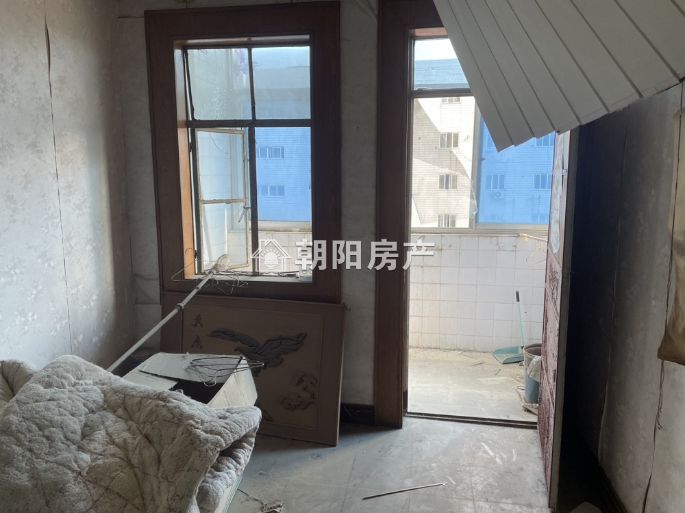 二汽新村 60平 南向两室 满两年 2028元/平