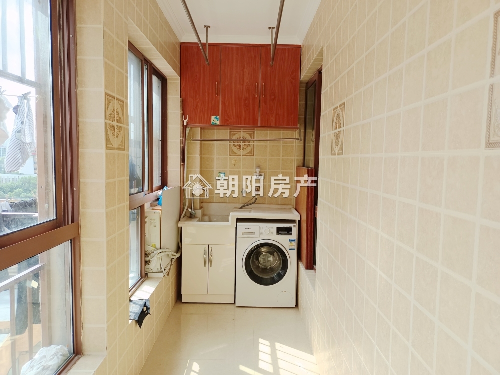 龙湖中心 130平 豪装南向三室 交通便利 学区房 满两年