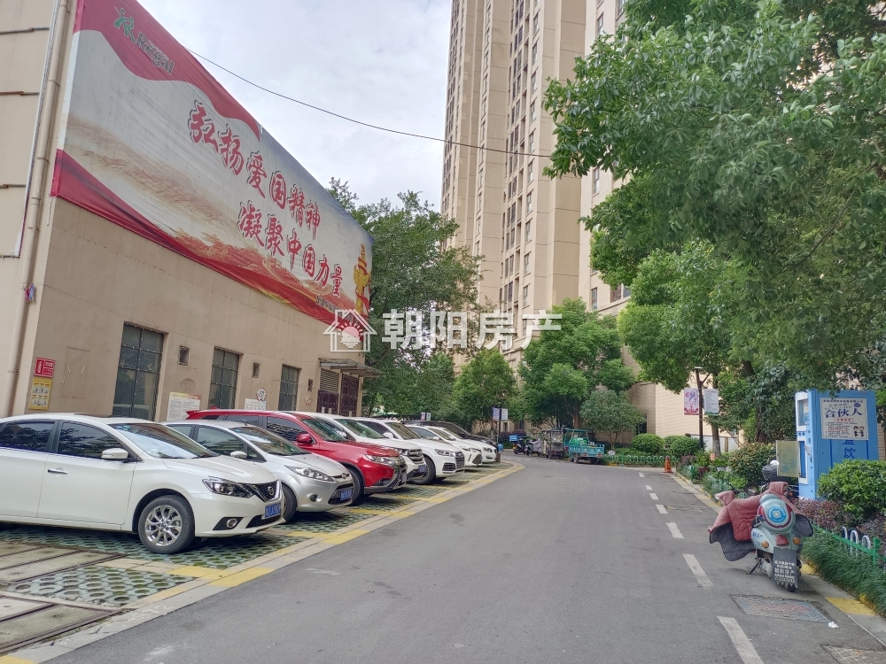 龙湖中心 130平 豪装南向三室 交通便利 学区房 满两年