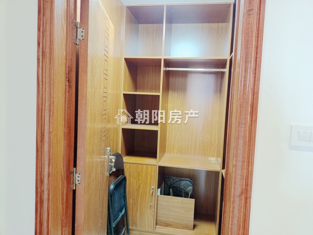 龙湖中心 130平 豪装南向三室 交通便利 学区房 满两年