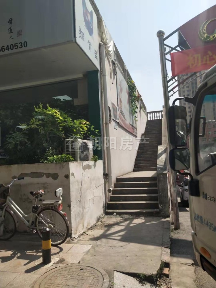 金凤凰菜市 100平 朝南两室一厅 交通便利 简装出租