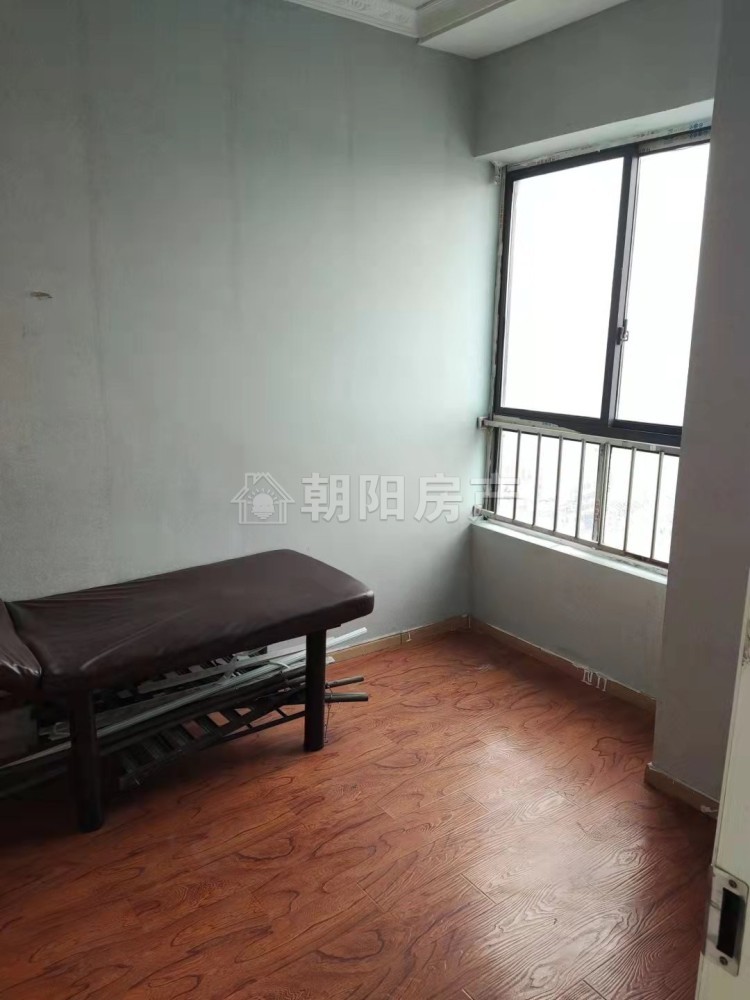 华夏中央广场 117平 南向三室二厅 满两年 交通便利