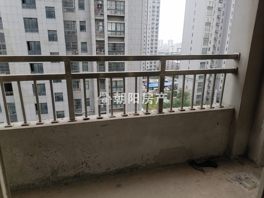 鸿朗阳光城 95平 南向三室 交通便利 毛坯