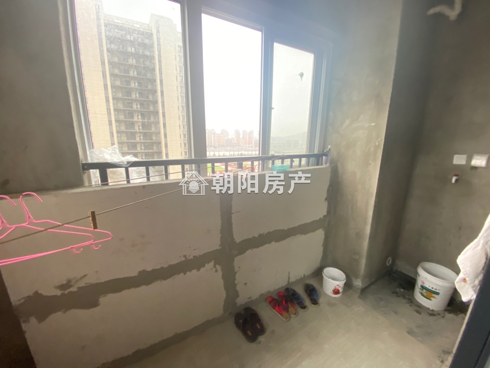 网云小镇一期 107平 朝南三室二厅 毛坯 学区房 交通便利