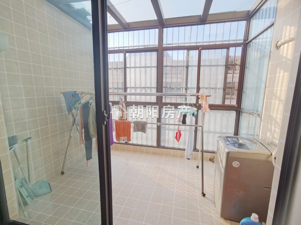 金地月伴湾一区 109平 三室二厅二卫 精装高楼层 满两年学区房
