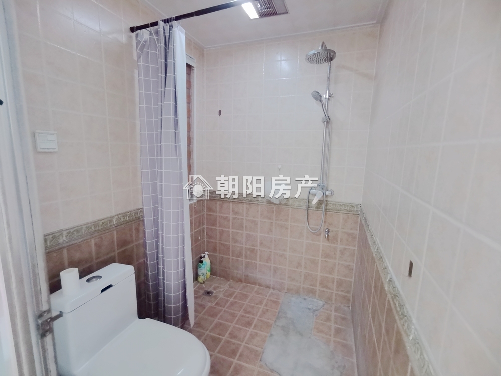 金地月伴湾一区 109平 三室二厅二卫 精装高楼层 满两年学区房