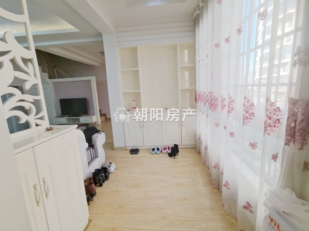 金地月伴湾一区 109平 三室二厅二卫 精装高楼层 满两年学区房