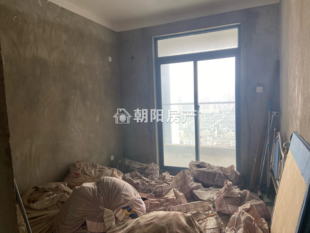 家乐福 142平 南向三室二厅 毛坯 交通便利 学区房