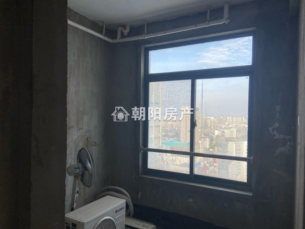 家乐福 142平 南向三室二厅 毛坯 交通便利 学区房