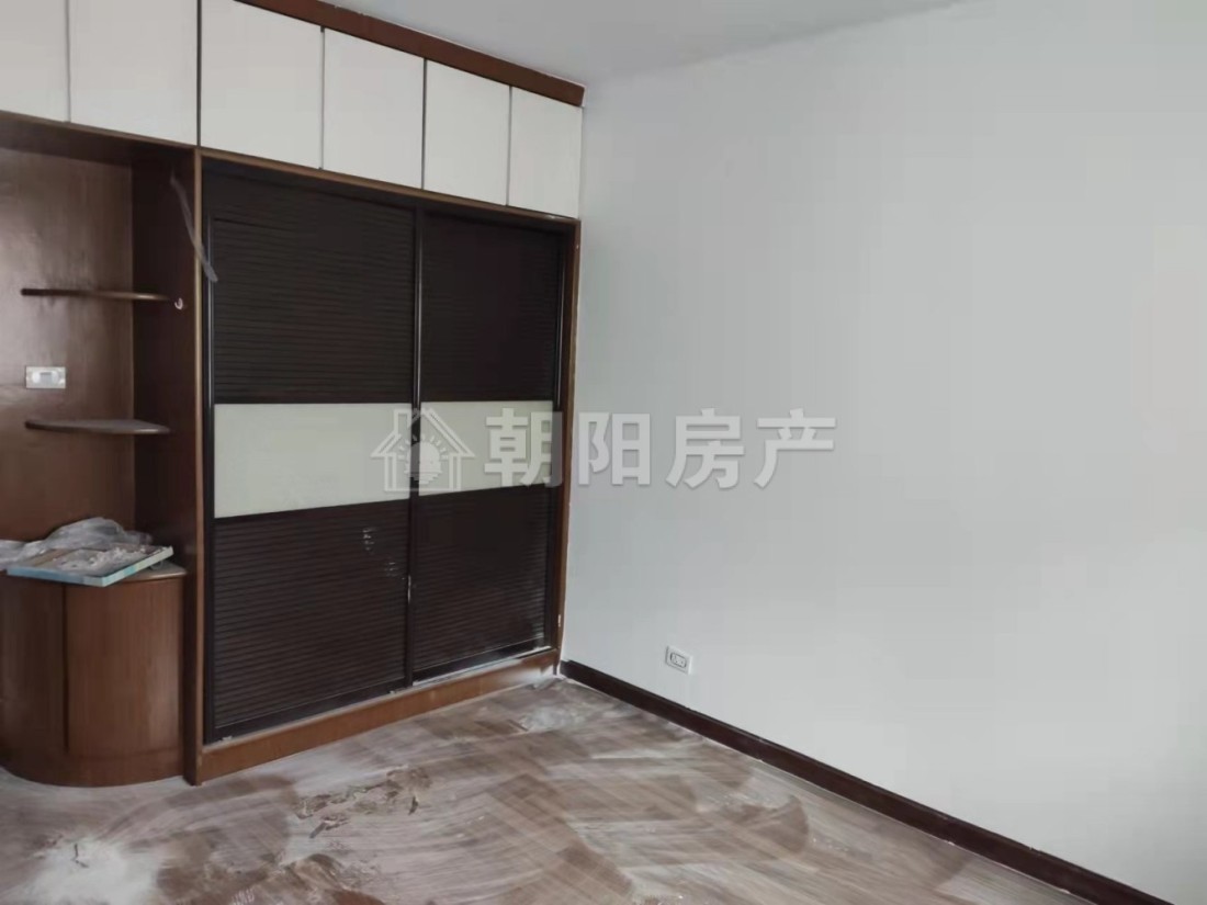金凤小区 126平 南向大三居 交通便利 3015元/平