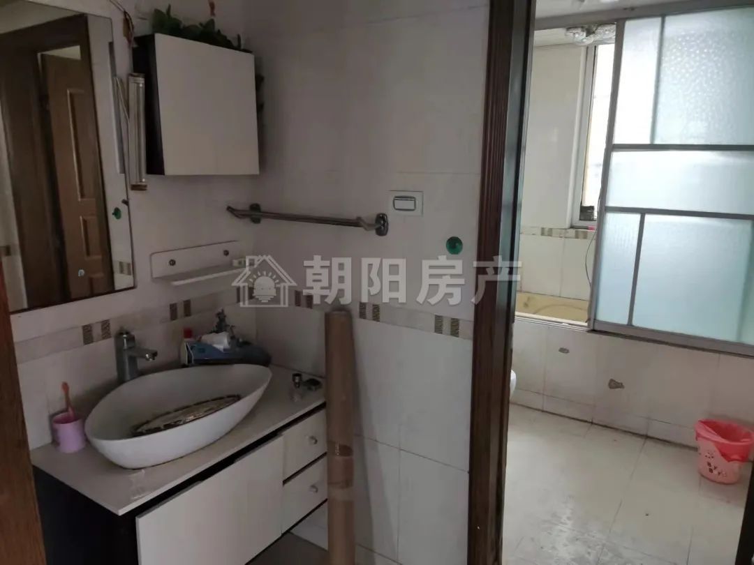 金凤小区 126平 南向大三居 交通便利 3015元/平