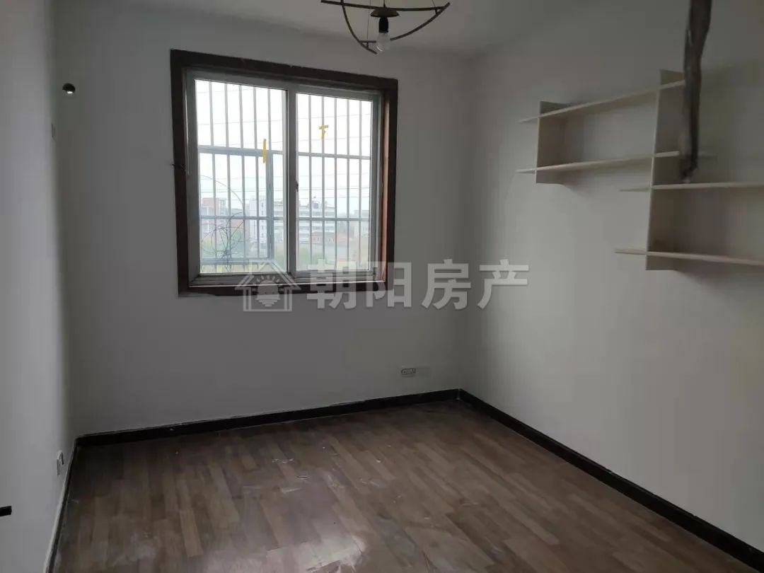 金凤小区 126平 南向大三居 交通便利 3015元/平