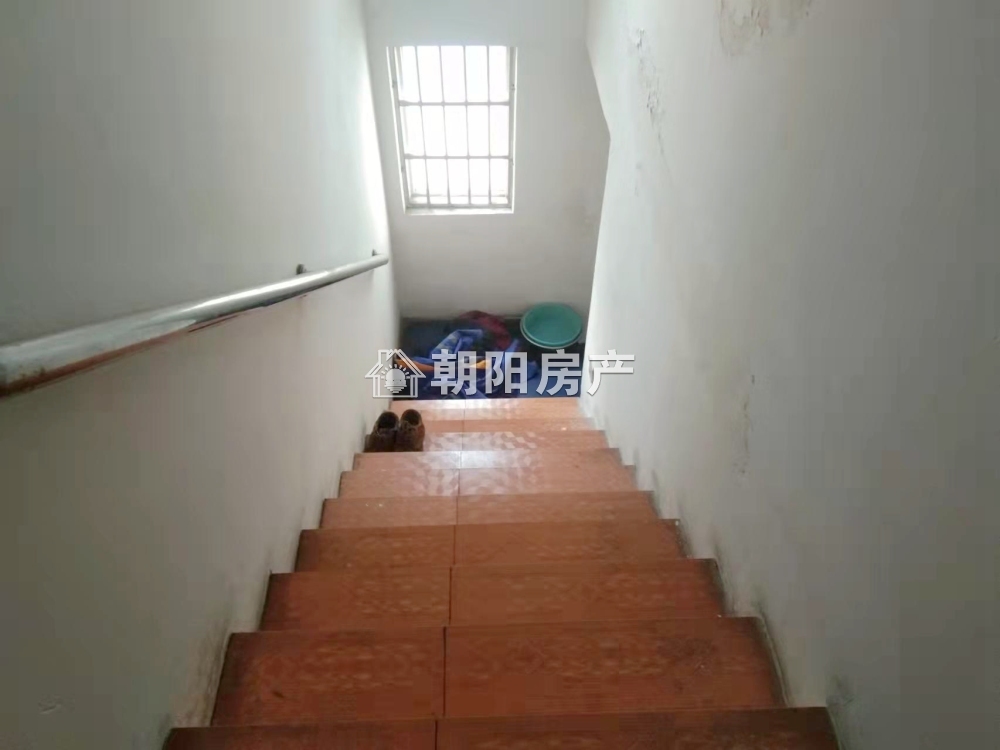 民生小区 99平 南向精装三室 满两年 交通便利