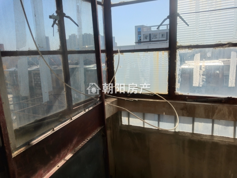 三中家属楼 70平 朝南三室一厅 1428元/平 交通便利