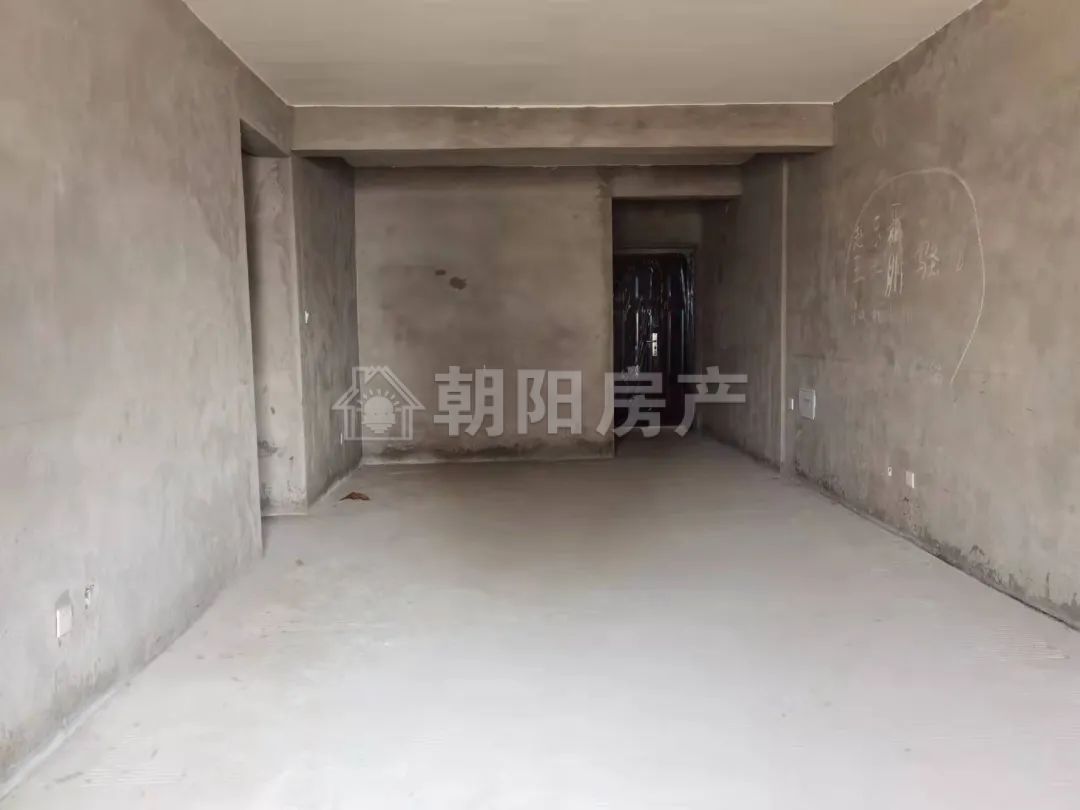 砂里岗小高层 122平 东向三室两厅 简装 交通便利 学区房
