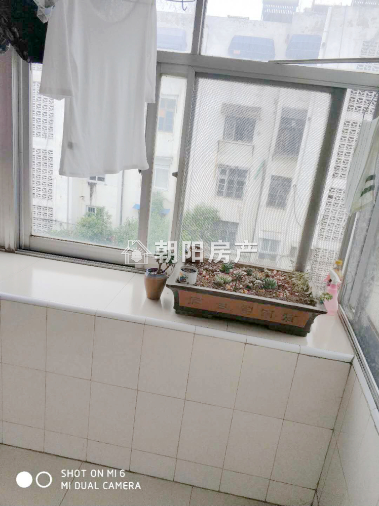 龙湖小区农行大院 73平 南向两室两厅 简装 交通便利