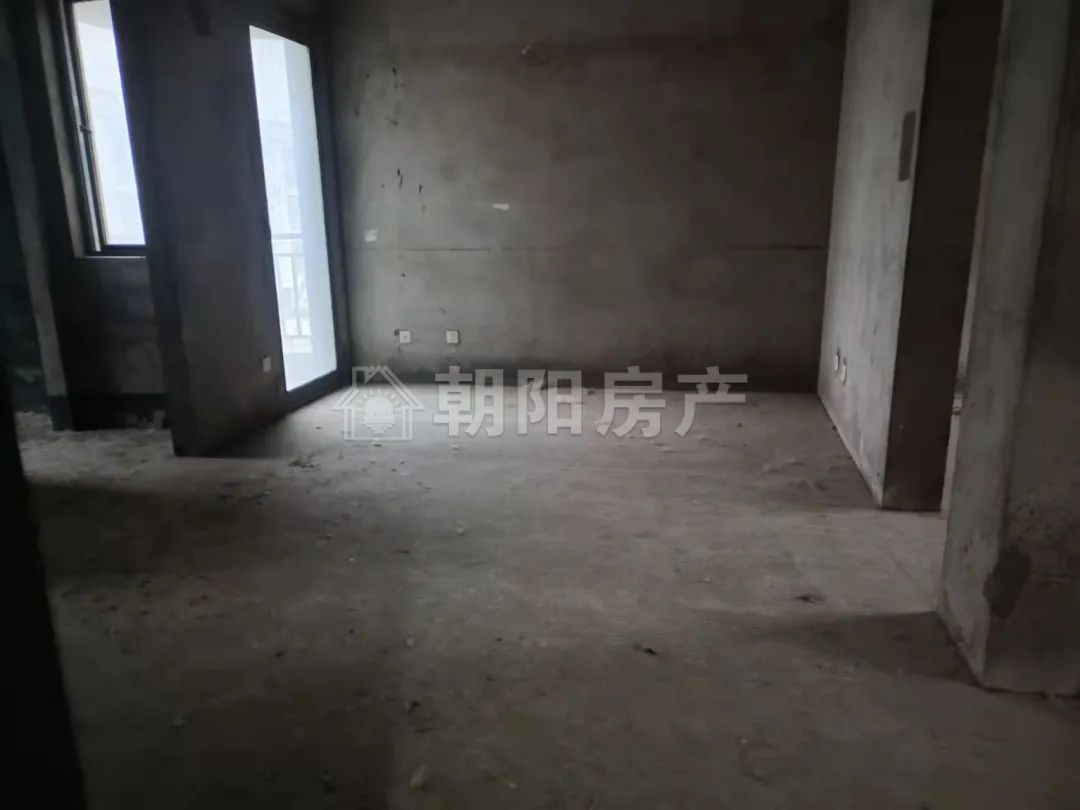 尚泰小区 76平 朝南两室 毛坯房 交通便利 学区房