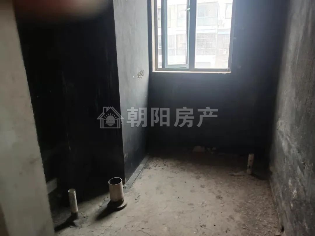 尚泰小区 76平 朝南两室 毛坯房 交通便利 学区房