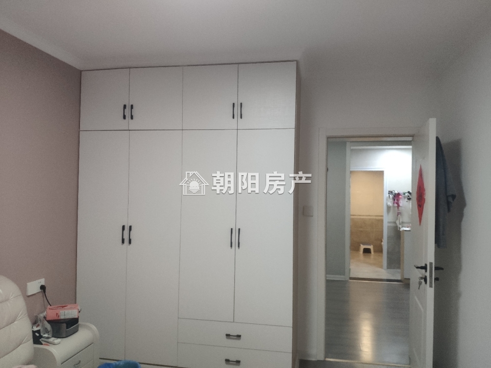 广场小区 121平 南向三室两厅 学区精装 满两年