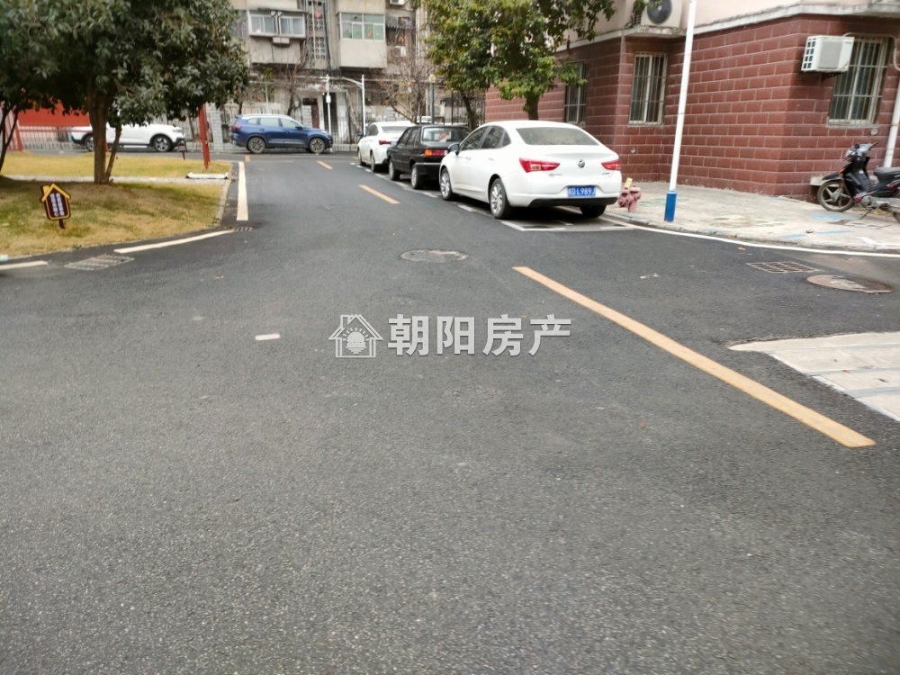 白云小区 106平 朝南精装三室 满两年 交通便利