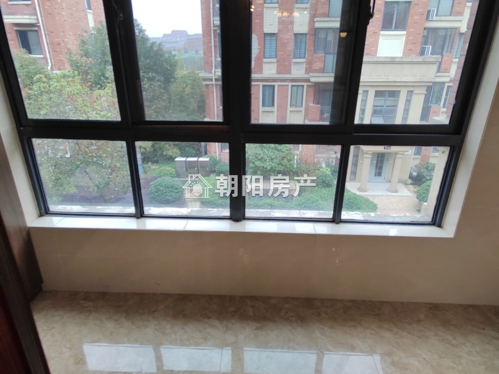 英伦联邦 116平 南向精装三室 交通便利 配套齐全