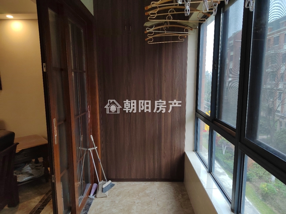 英伦联邦 116平 南向精装三室 交通便利 配套齐全