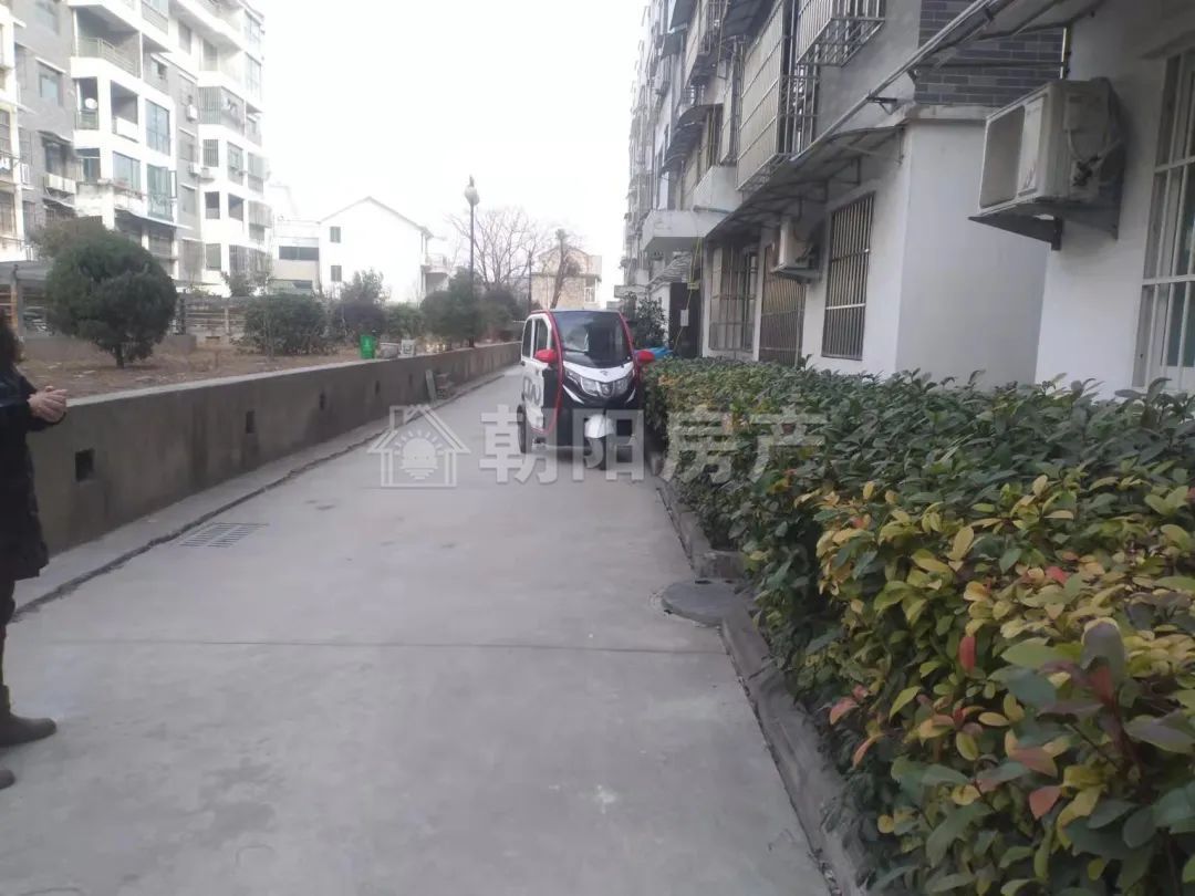 尚泰小区 121平 朝南四室二厅 毛坯学区房 交通便利