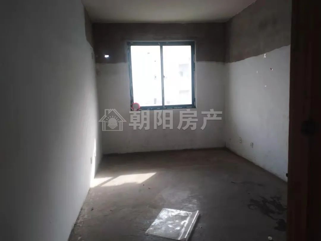 尚泰小区 121平 朝南四室二厅 毛坯学区房 交通便利