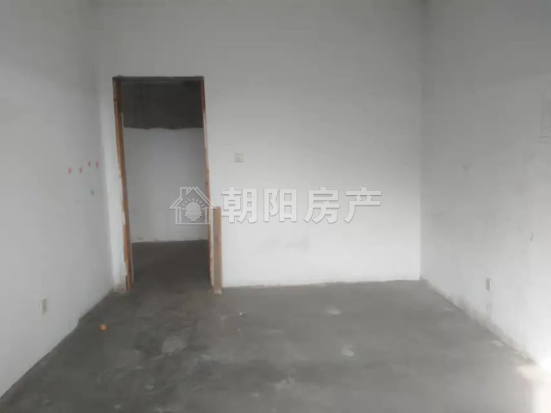 尚泰小区 121平 朝南四室二厅 毛坯学区房 交通便利