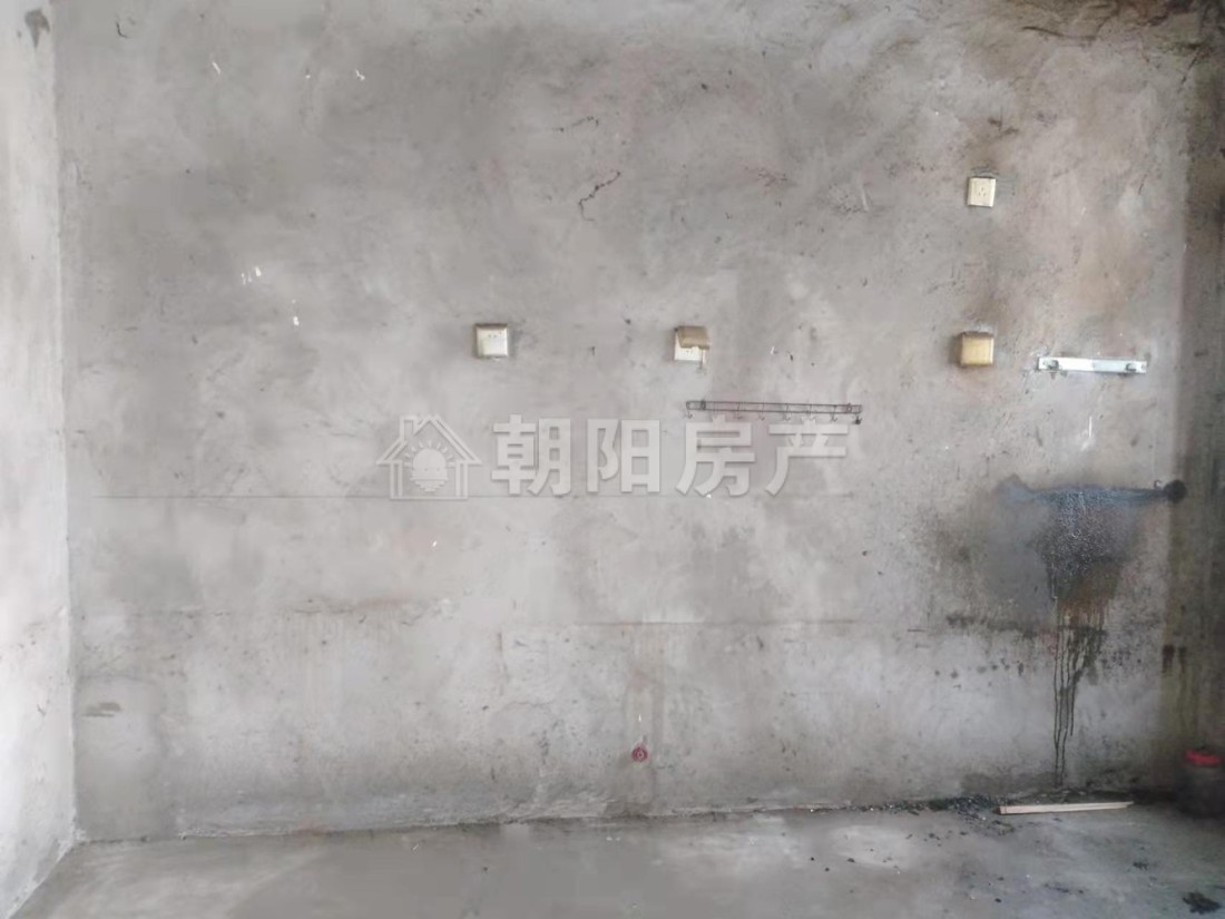 尚泰小区 121平 朝南四室二厅 毛坯学区房 交通便利