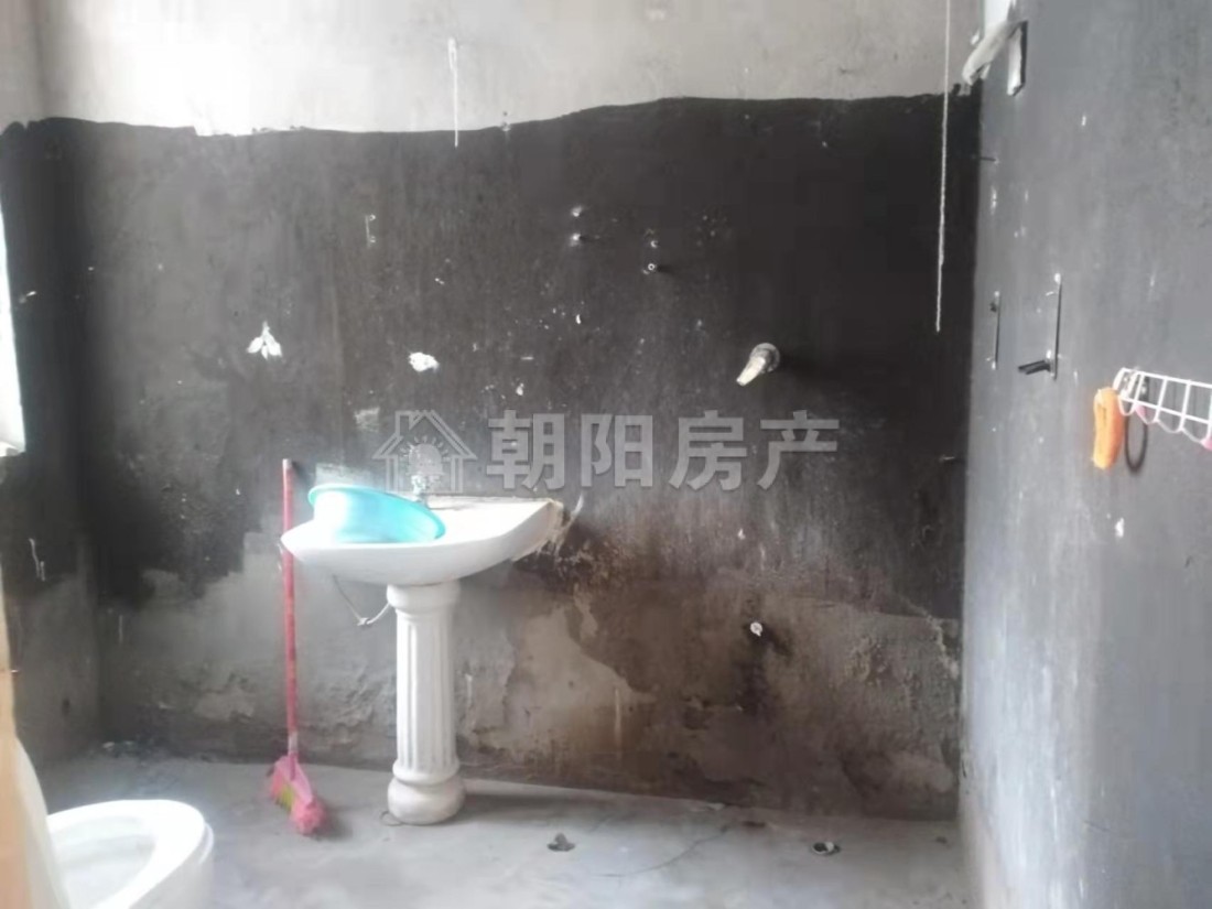 尚泰小区 121平 朝南四室二厅 毛坯学区房 交通便利