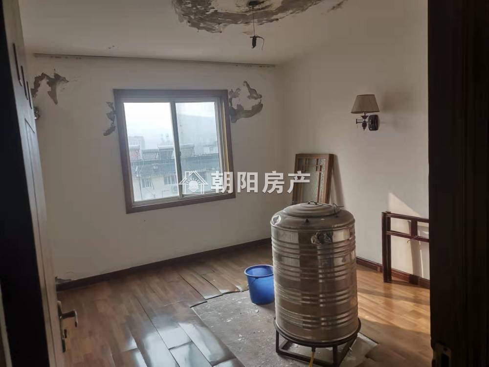 明星商住楼 188平 精装八室 满两年 交通便利 学区房