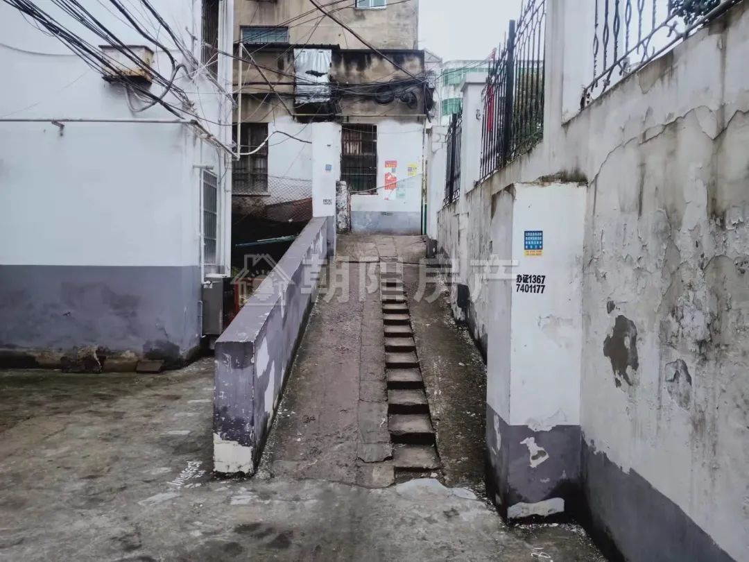 烟草局家属楼 90平 南向三室采光好 交通便利