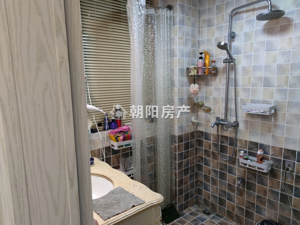 东方名珠 104平 南北通透两室精装 学区房 交通便利