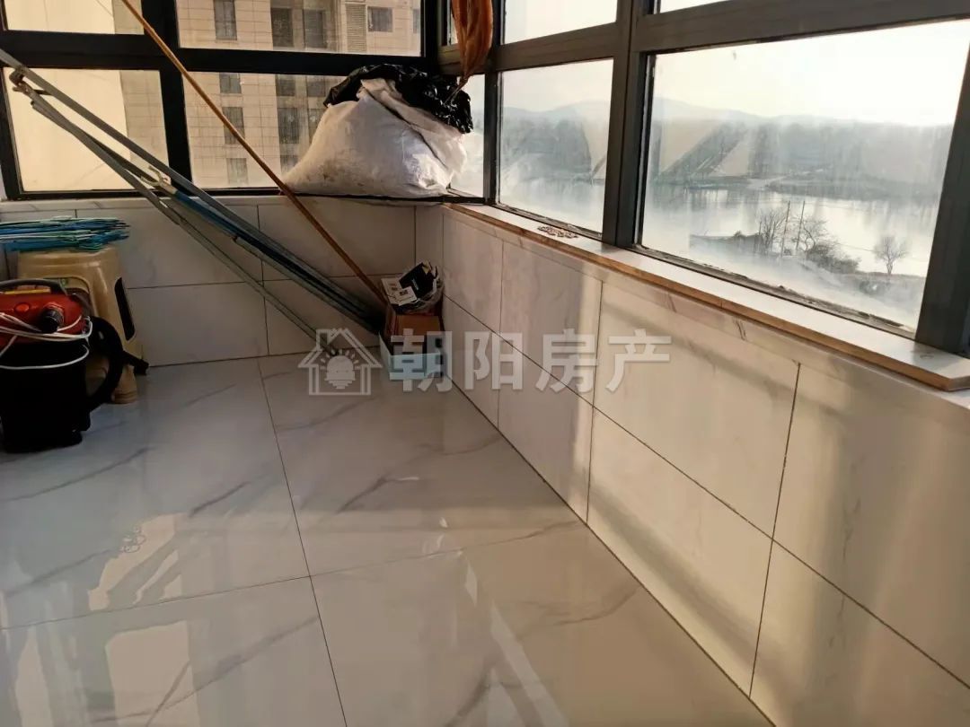 凤凰湾D地块 118平 南向三室二厅 简装 4637元/平 学区房