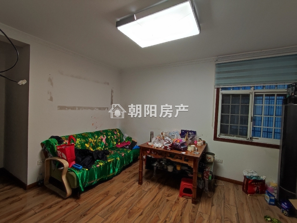 香港街 82平 南向精装三室 交通便利
