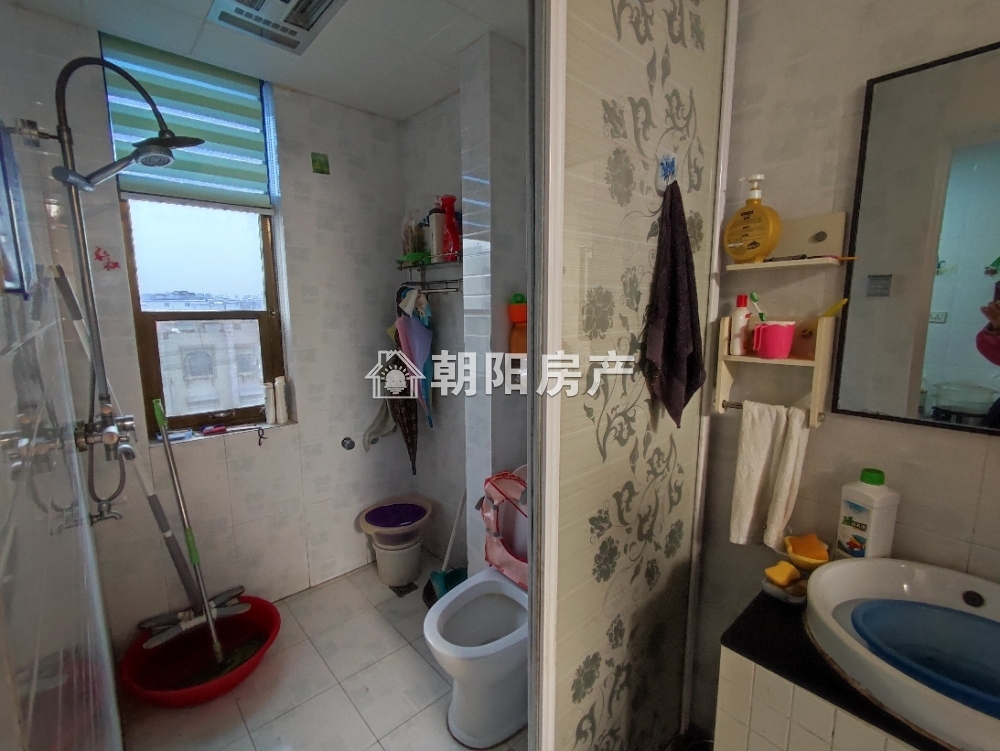 香港街 82平 南向精装三室 交通便利