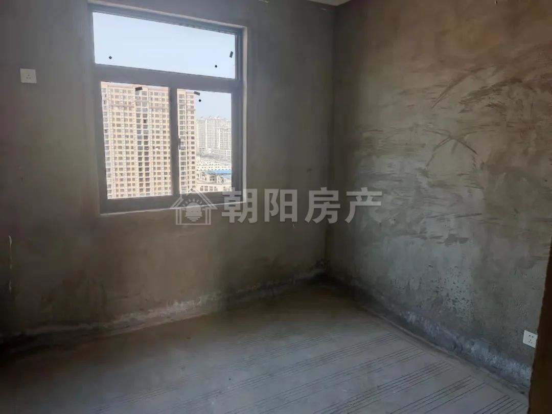 凤凰城 102平 南向三室 交通便利 毛坯