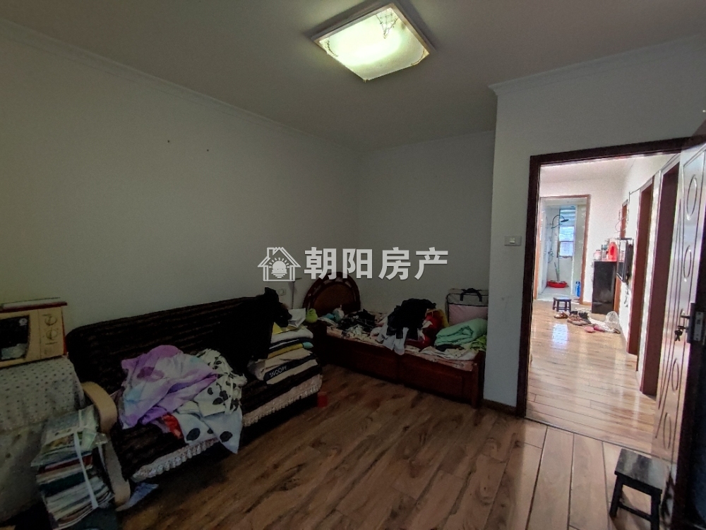 香港街 82平 南向精装三室 交通便利