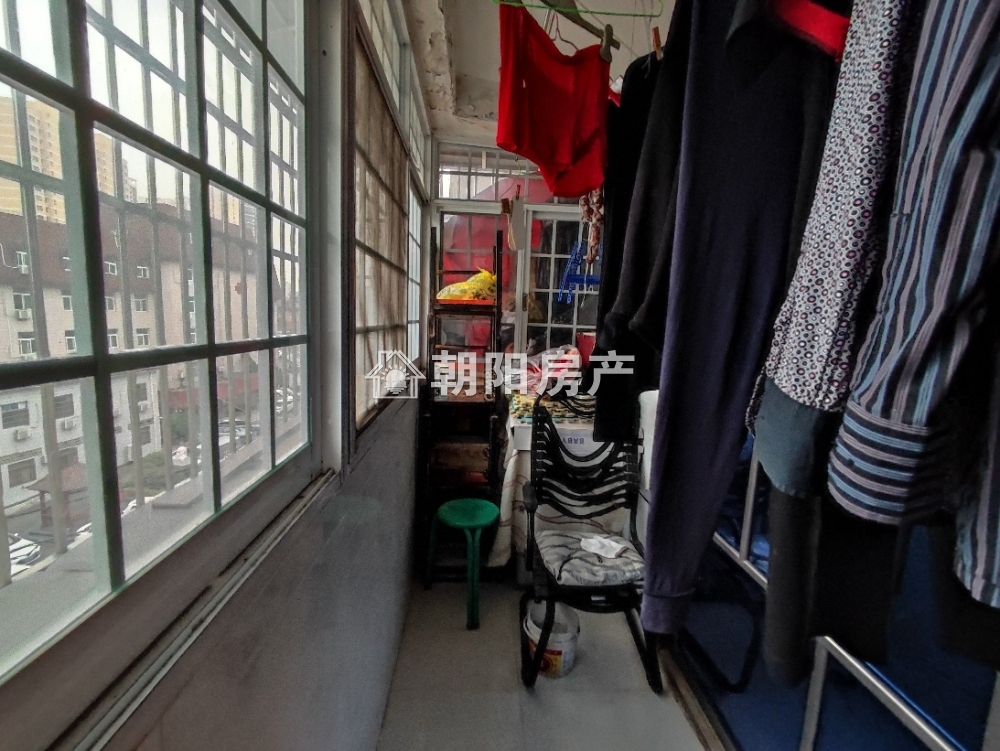 香港街 82平 南向精装三室 交通便利