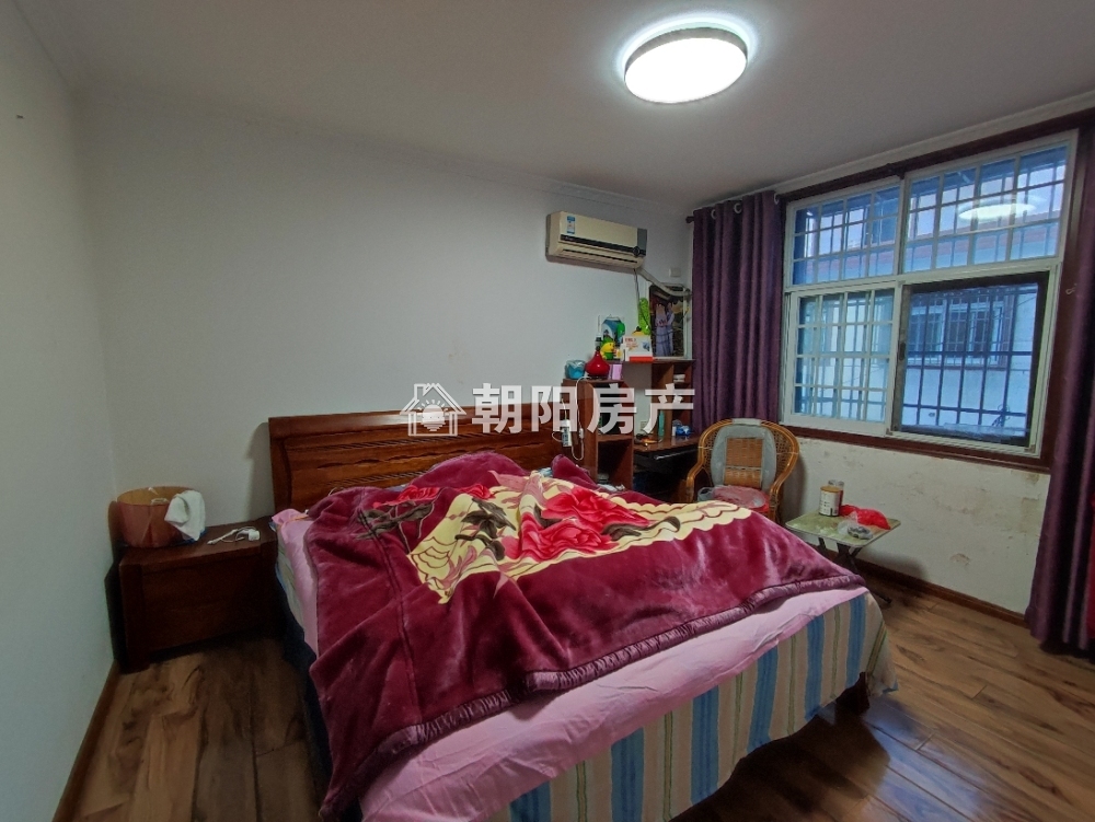 香港街 82平 南向精装三室 交通便利