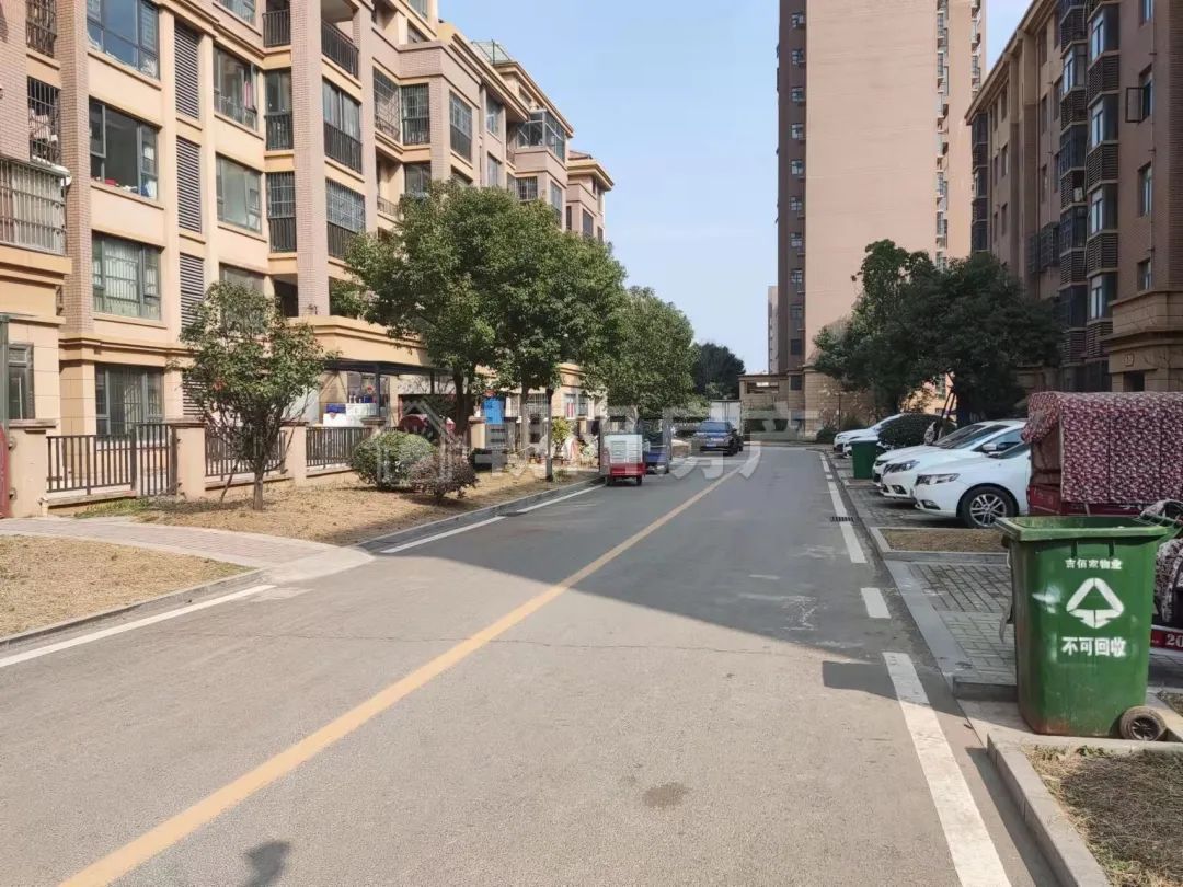 凤凰城 102平 南向三室 交通便利 毛坯