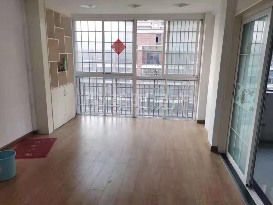 未来城 113平 南向三室一卫 交通便利 简装出租