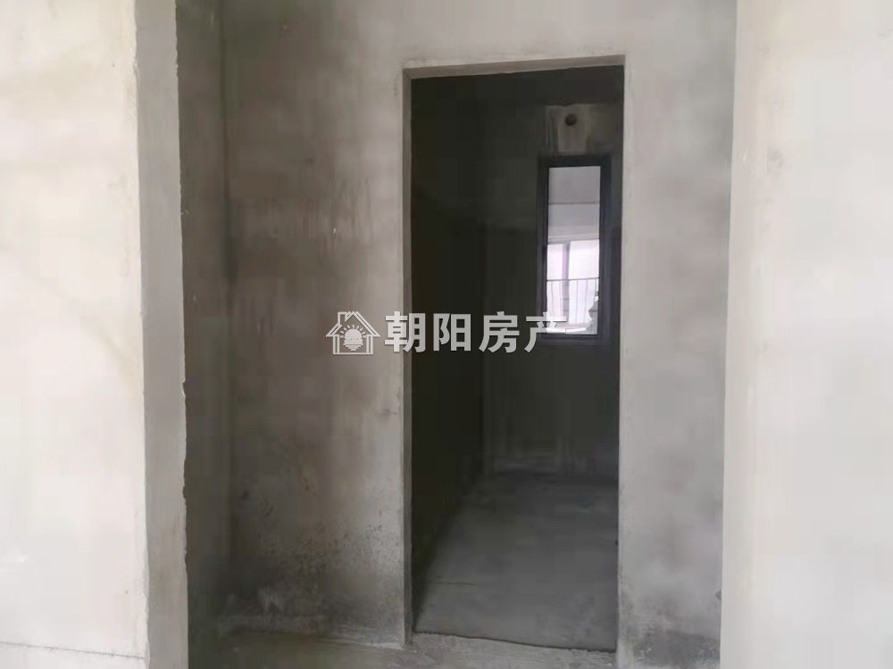 龙成奥韵东区 114平 南向高楼层三室 毛坯 交通便利