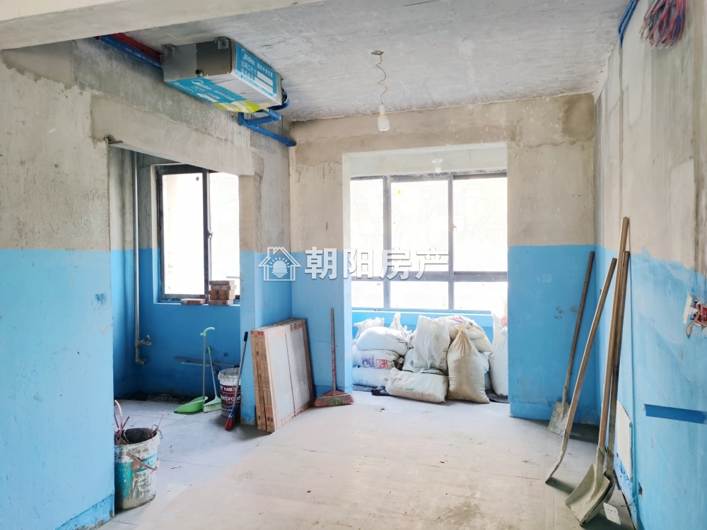 南山里 137平 南向三室 毛坯可塑 交通便利配套全