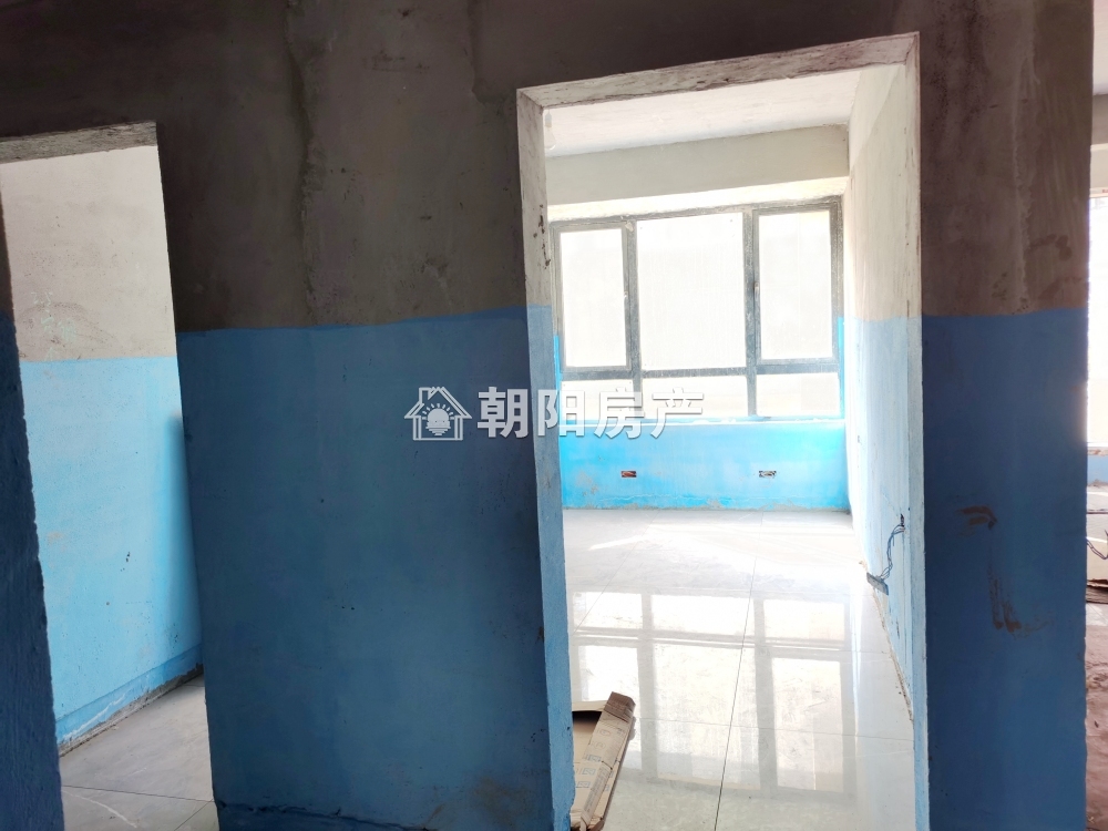 南山里 137平 南向三室 毛坯可塑 交通便利配套全
