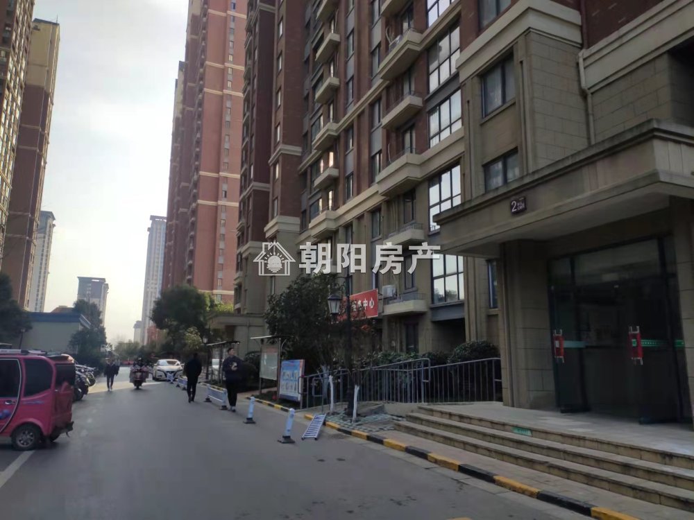 英伦联邦 120平 南向精装三室 满两年 交通便利