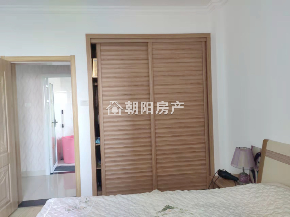 英伦联邦 120平 南向精装三室 满两年 交通便利