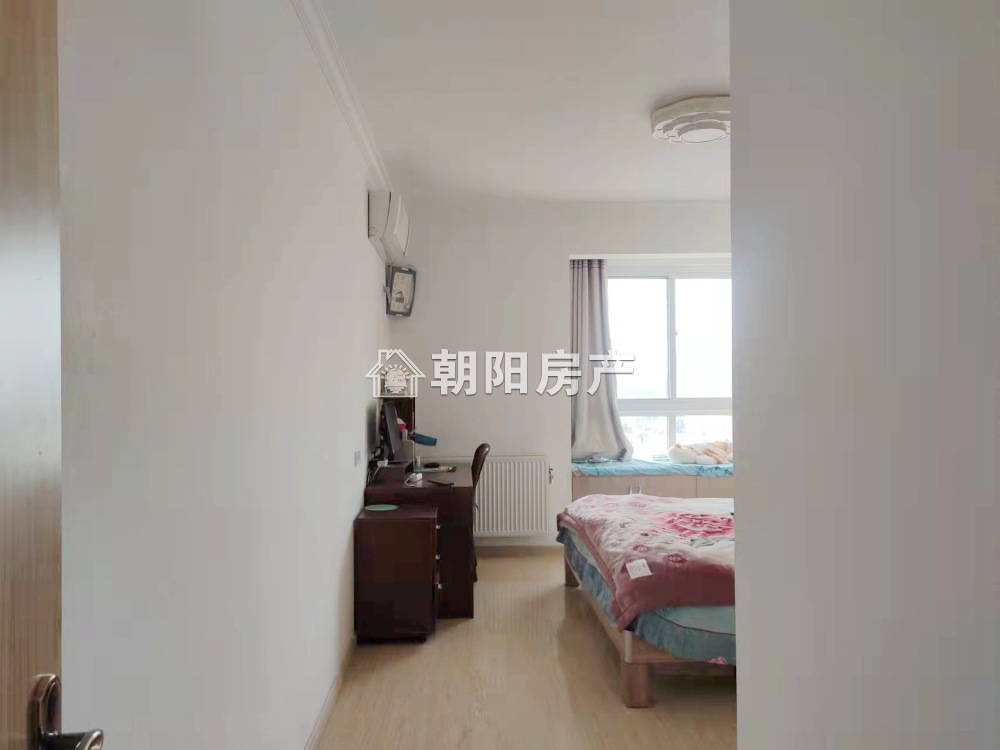 英伦联邦 120平 南向精装三室 满两年 交通便利